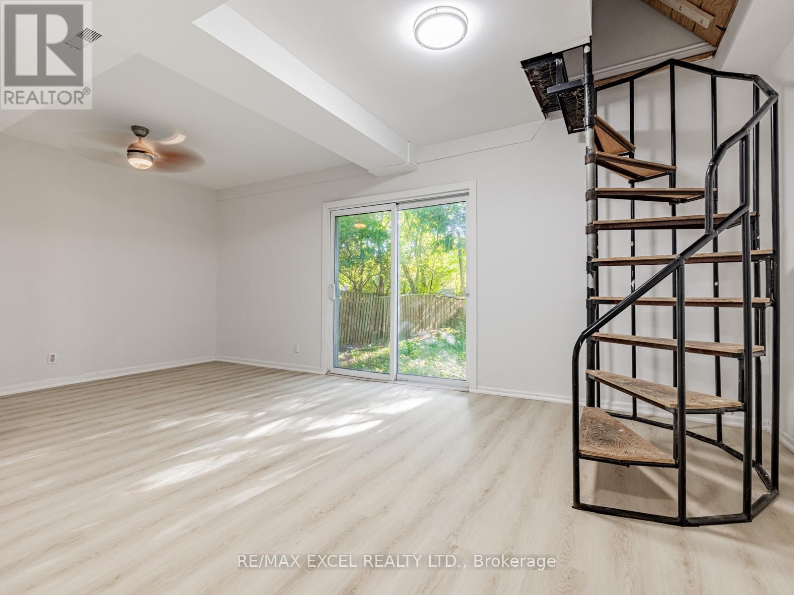 












58 HOWARD ROAD

,
Newmarket (Huron Heights-Leslie Valley),




Ontario
L3Y3G7

