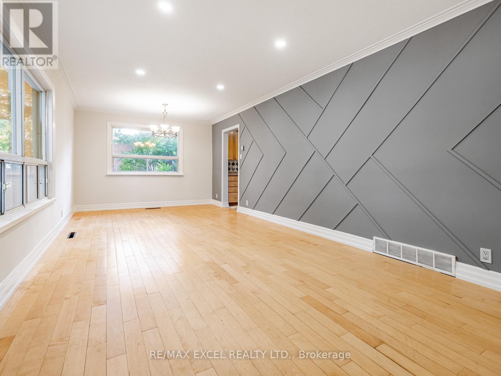 












58 HOWARD ROAD

,
Newmarket (Huron Heights-Leslie Valley),




Ontario
L3Y3G7

