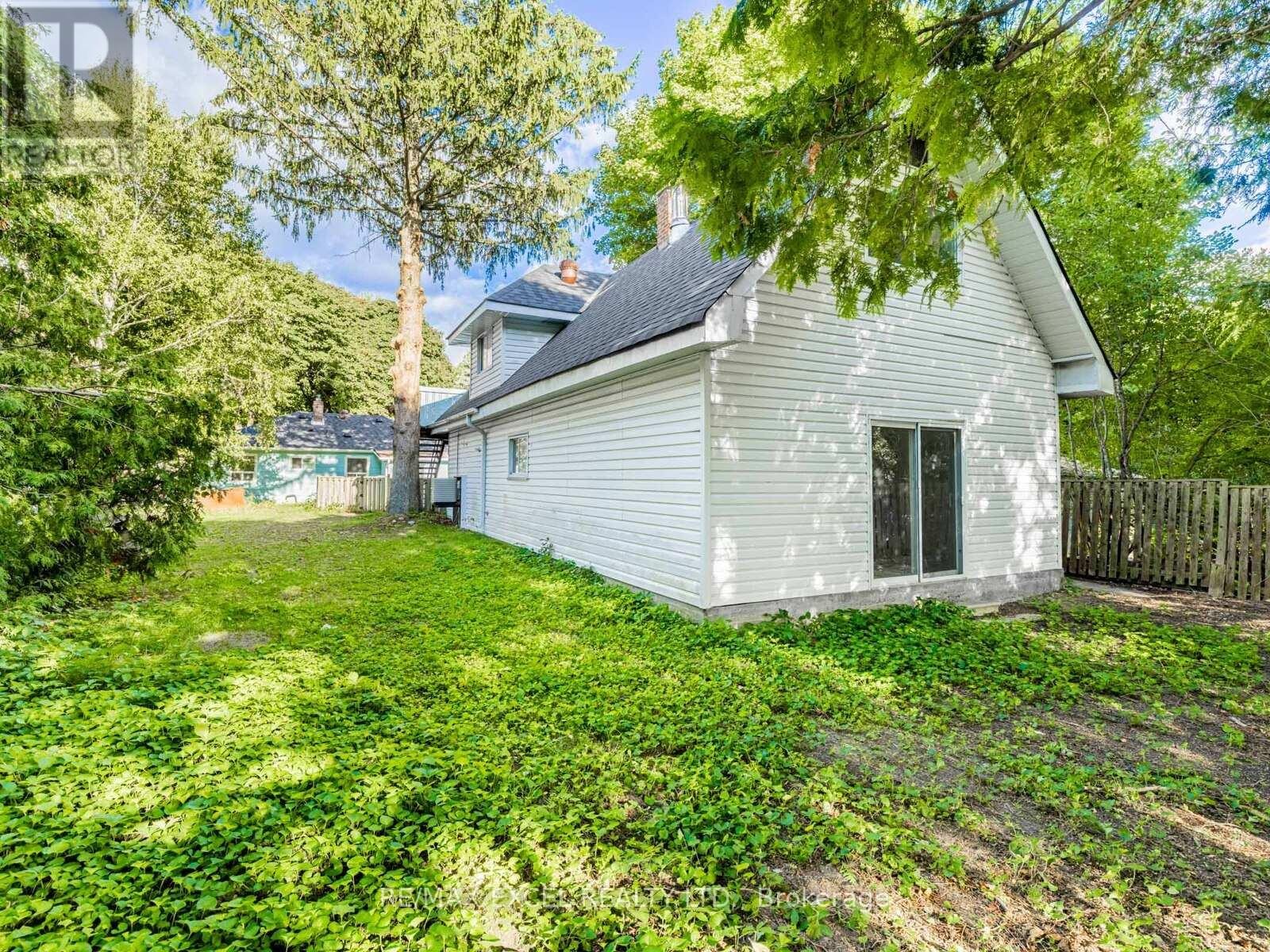 












58 HOWARD ROAD

,
Newmarket (Huron Heights-Leslie Valley),




Ontario
L3Y3G7

