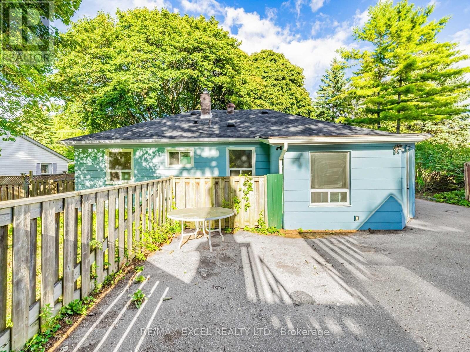 












58 HOWARD ROAD

,
Newmarket (Huron Heights-Leslie Valley),




Ontario
L3Y3G7

