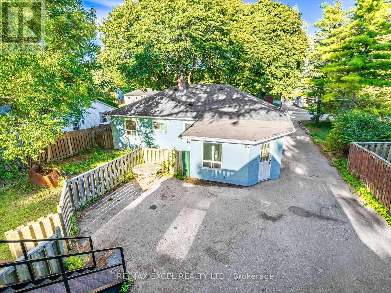 












58 HOWARD ROAD

,
Newmarket (Huron Heights-Leslie Valley),




Ontario
L3Y3G7


