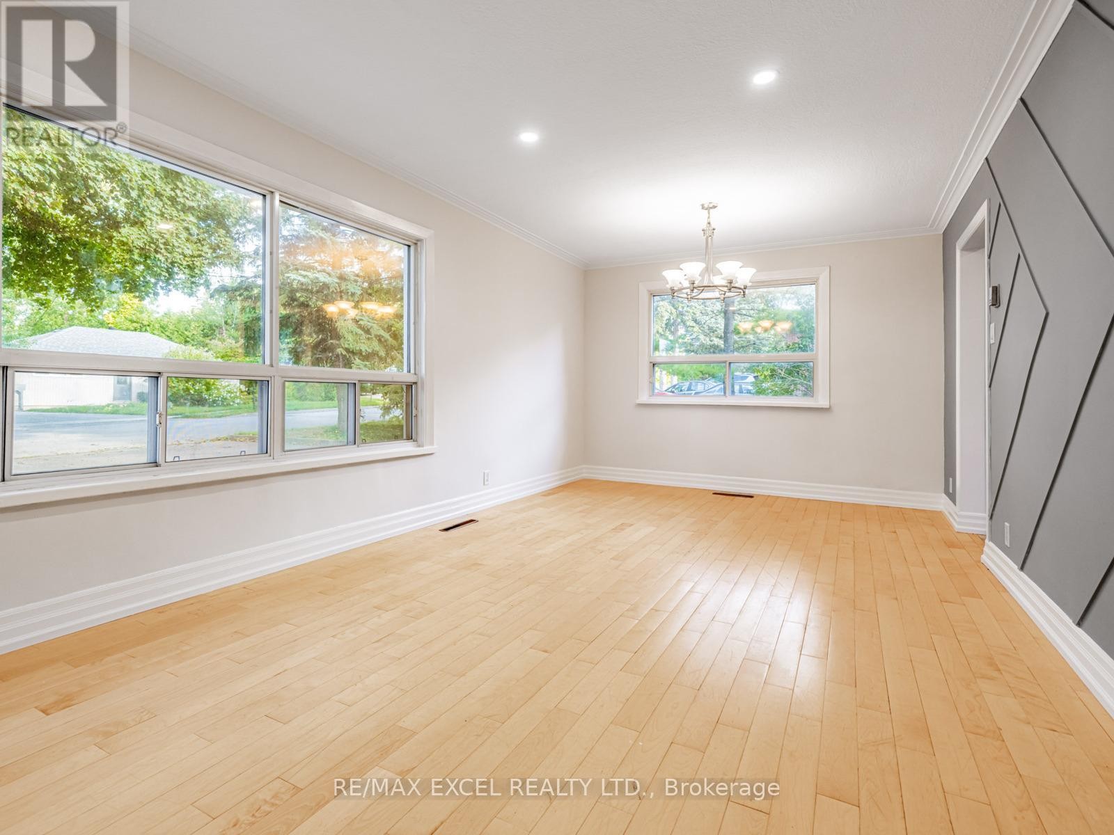 












58 HOWARD ROAD

,
Newmarket (Huron Heights-Leslie Valley),




Ontario
L3Y3G7

