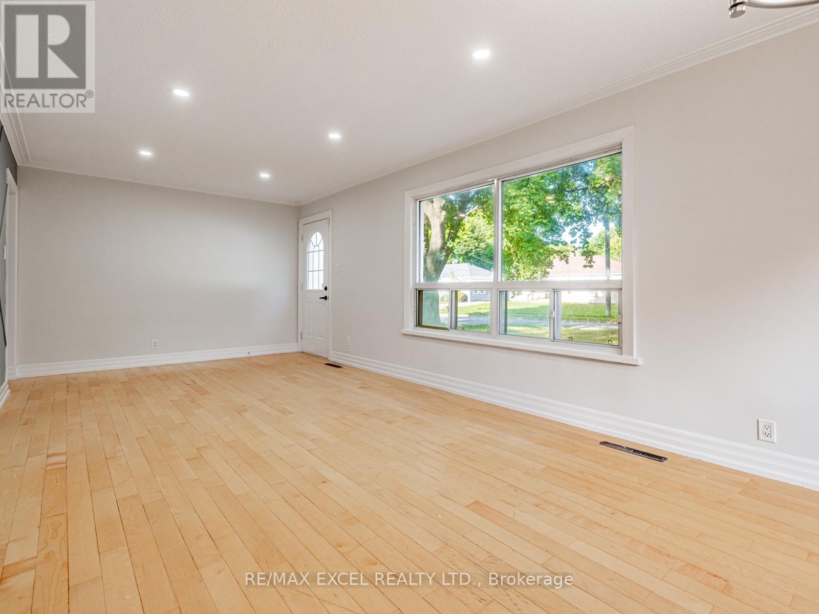 












58 HOWARD ROAD

,
Newmarket (Huron Heights-Leslie Valley),




Ontario
L3Y3G7

