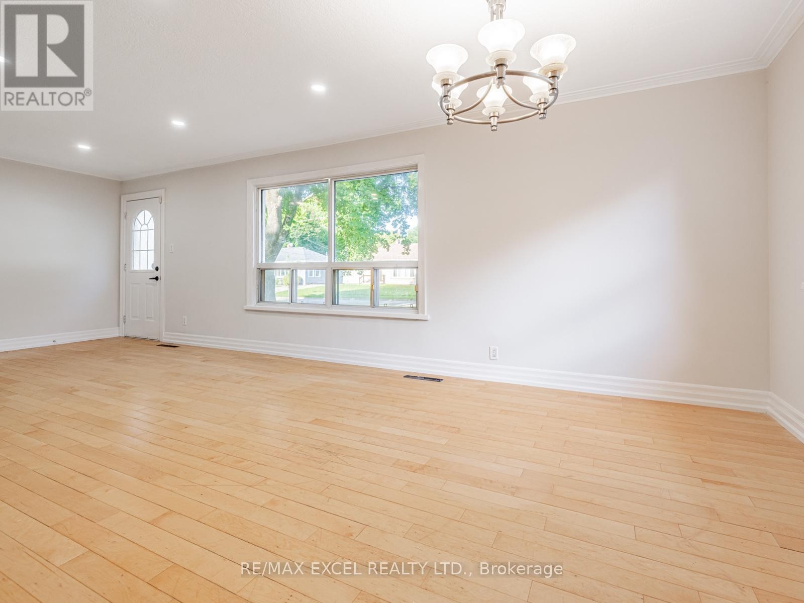












58 HOWARD ROAD

,
Newmarket (Huron Heights-Leslie Valley),




Ontario
L3Y3G7

