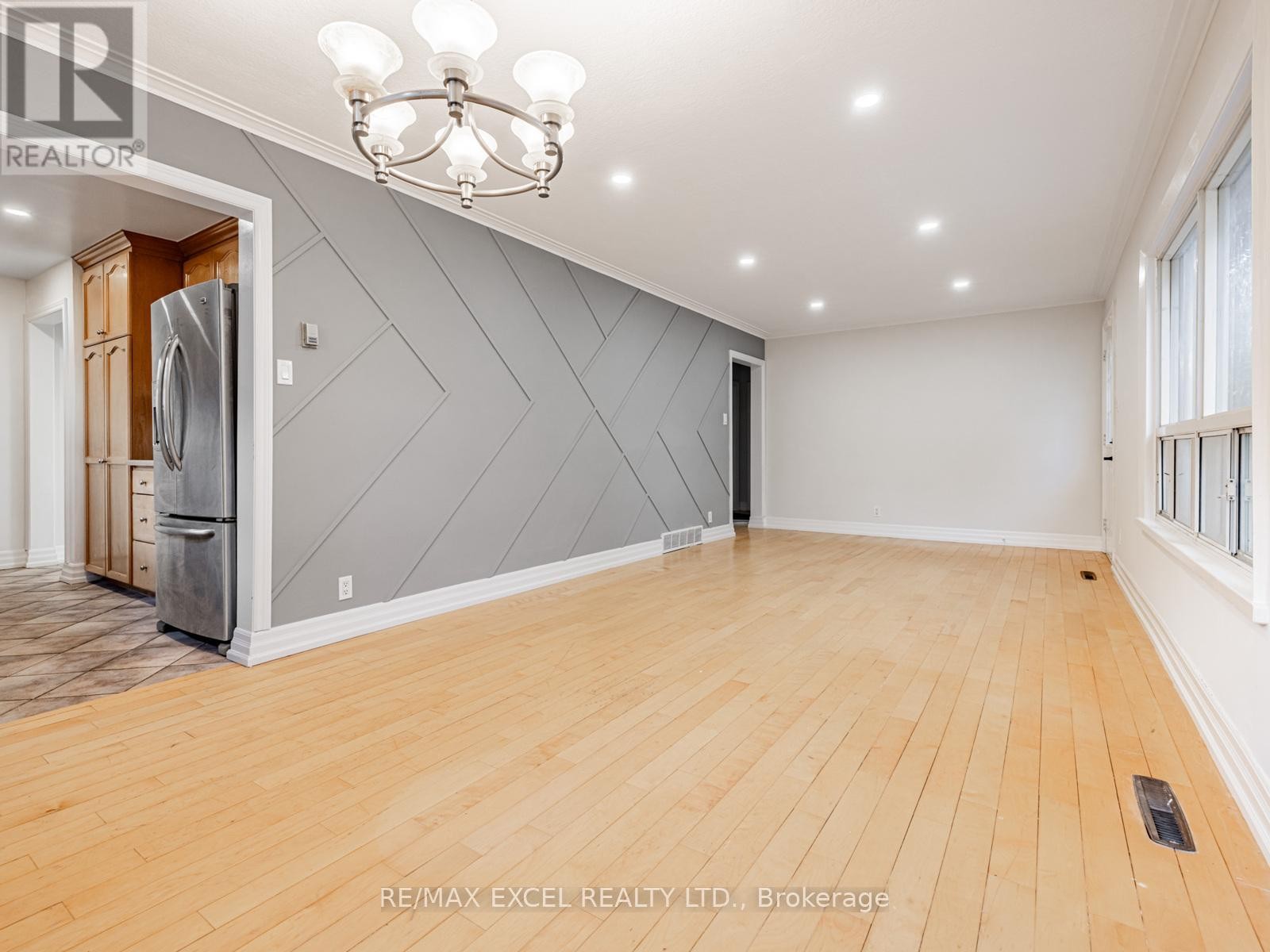 












58 HOWARD ROAD

,
Newmarket (Huron Heights-Leslie Valley),




Ontario
L3Y3G7

