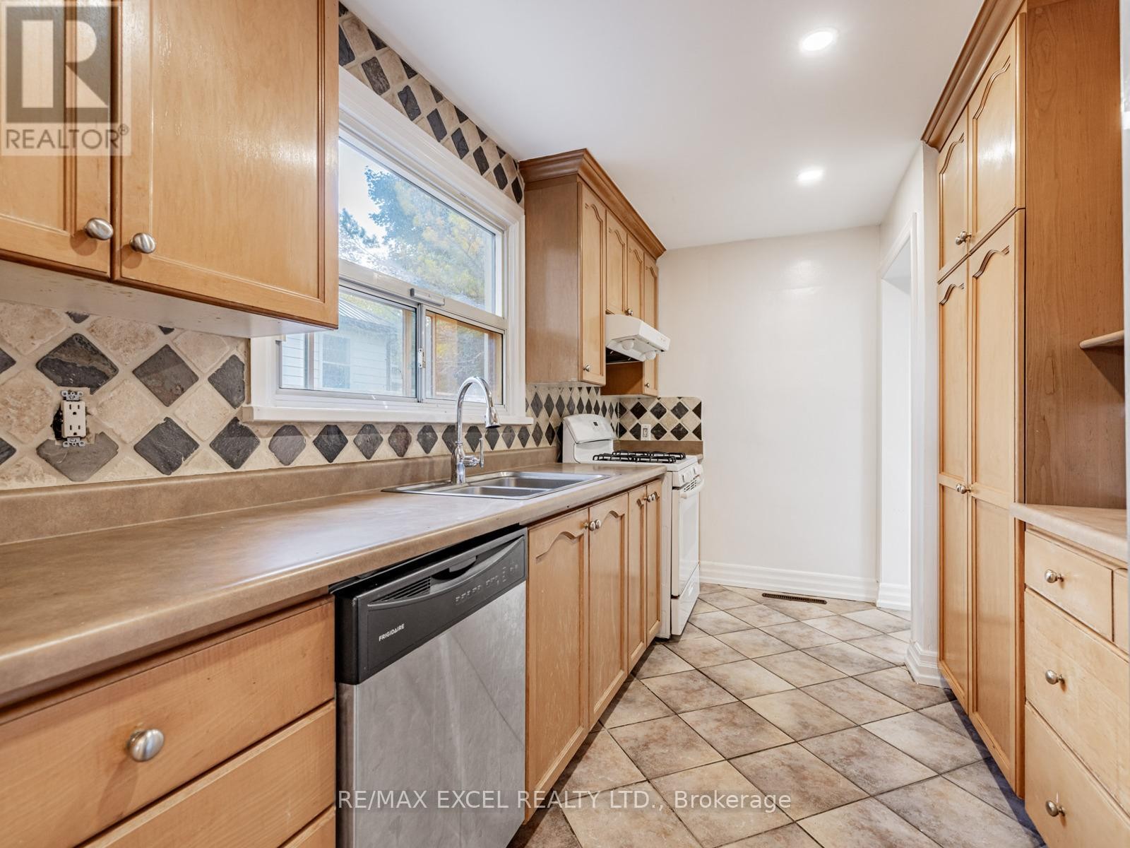 












58 HOWARD ROAD

,
Newmarket (Huron Heights-Leslie Valley),




Ontario
L3Y3G7

