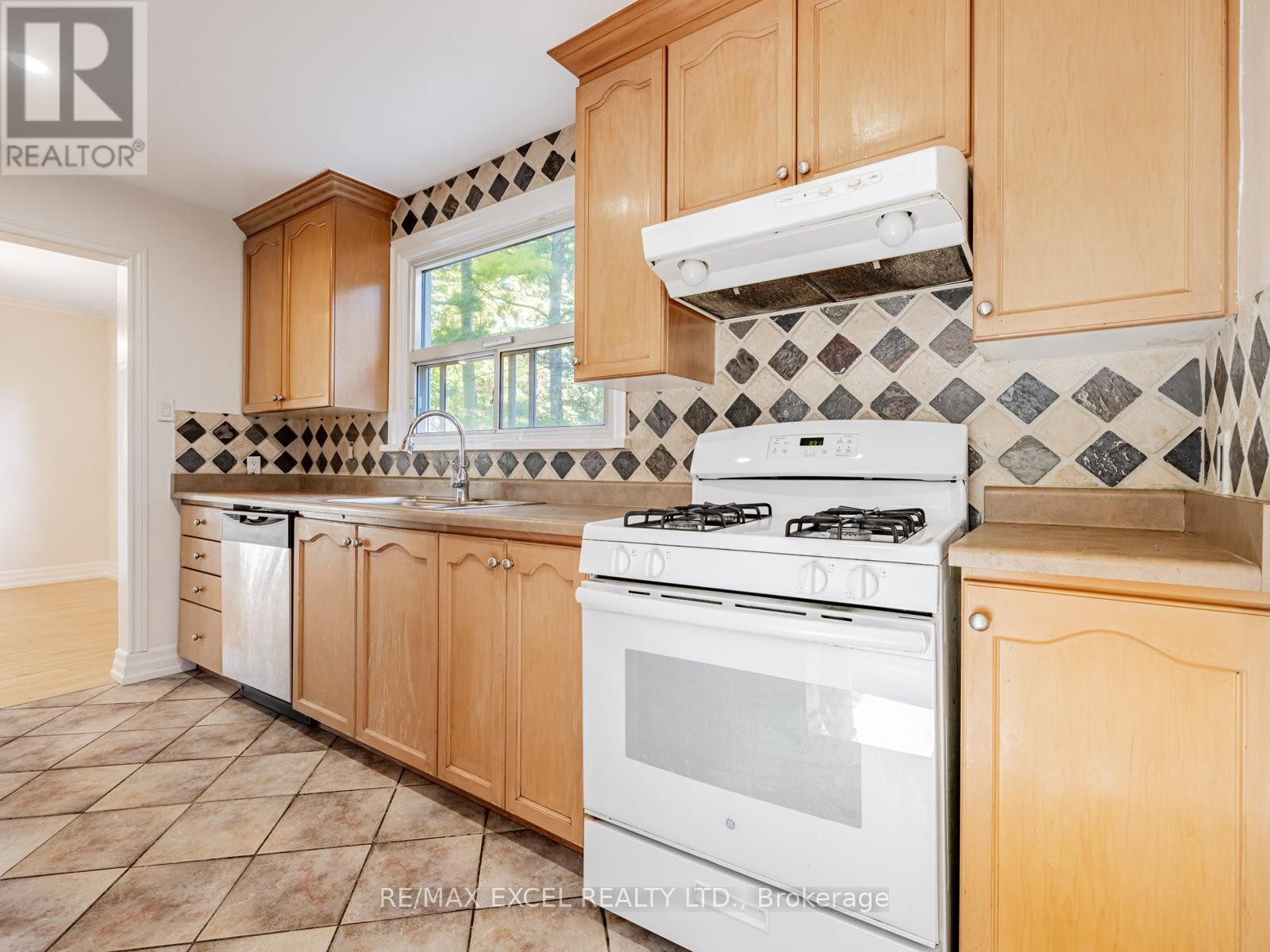 












58 HOWARD ROAD

,
Newmarket (Huron Heights-Leslie Valley),




Ontario
L3Y3G7

