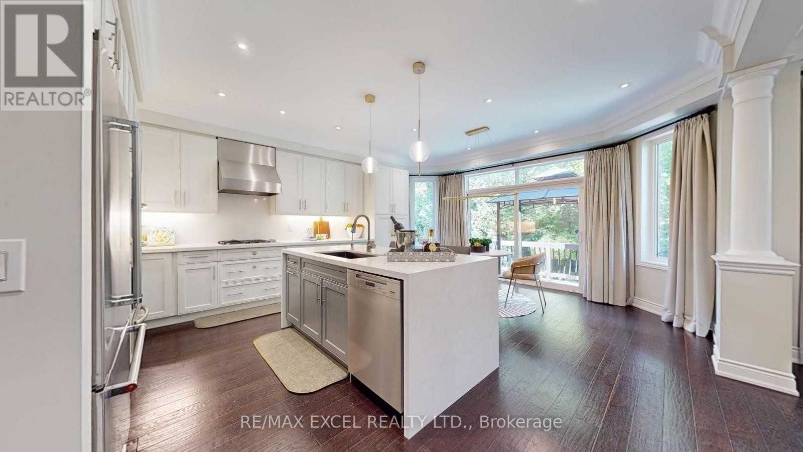












215 COON'S ROAD

,
Richmond Hill (Oak Ridges),




Ontario
L4E4R3

