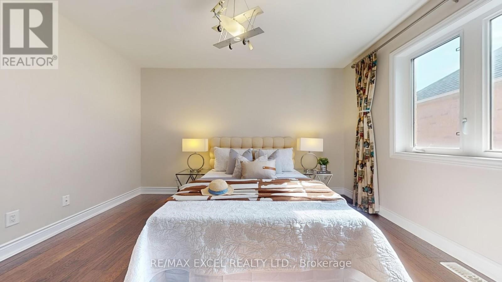 












215 COON'S ROAD

,
Richmond Hill (Oak Ridges),




Ontario
L4E4R3

