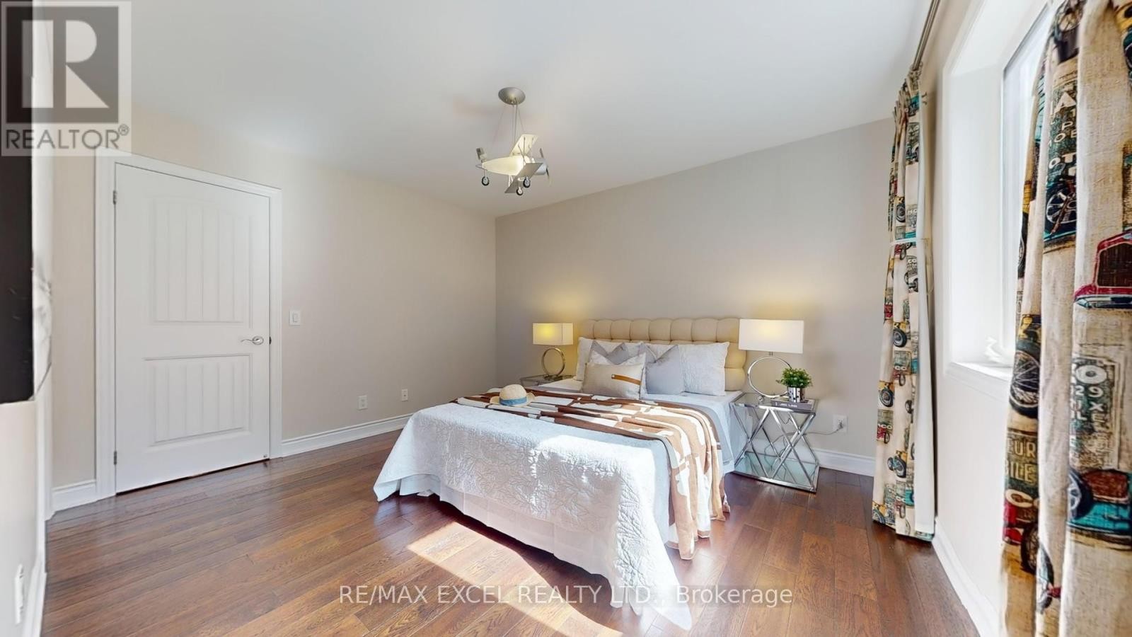 












215 COON'S ROAD

,
Richmond Hill (Oak Ridges),




Ontario
L4E4R3

