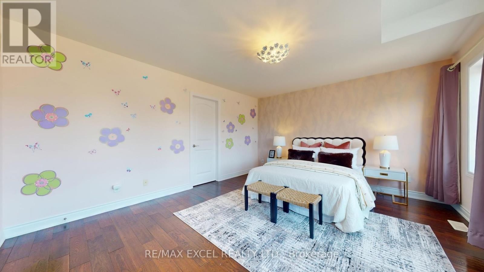 












215 COON'S ROAD

,
Richmond Hill (Oak Ridges),




Ontario
L4E4R3

