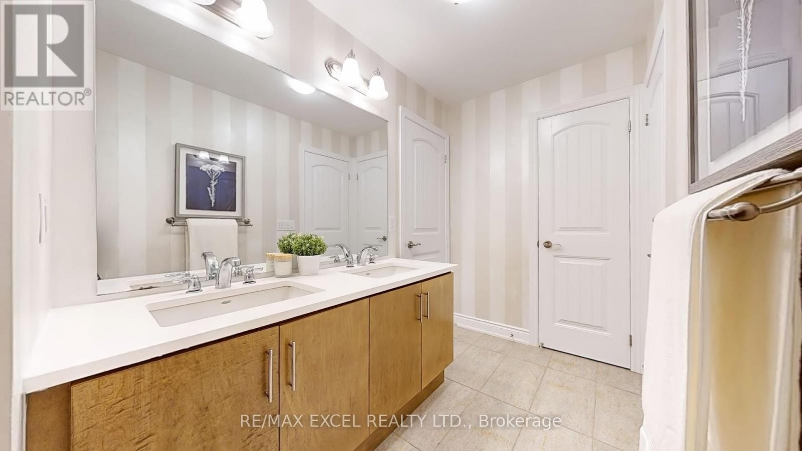












215 COON'S ROAD

,
Richmond Hill (Oak Ridges),




Ontario
L4E4R3

