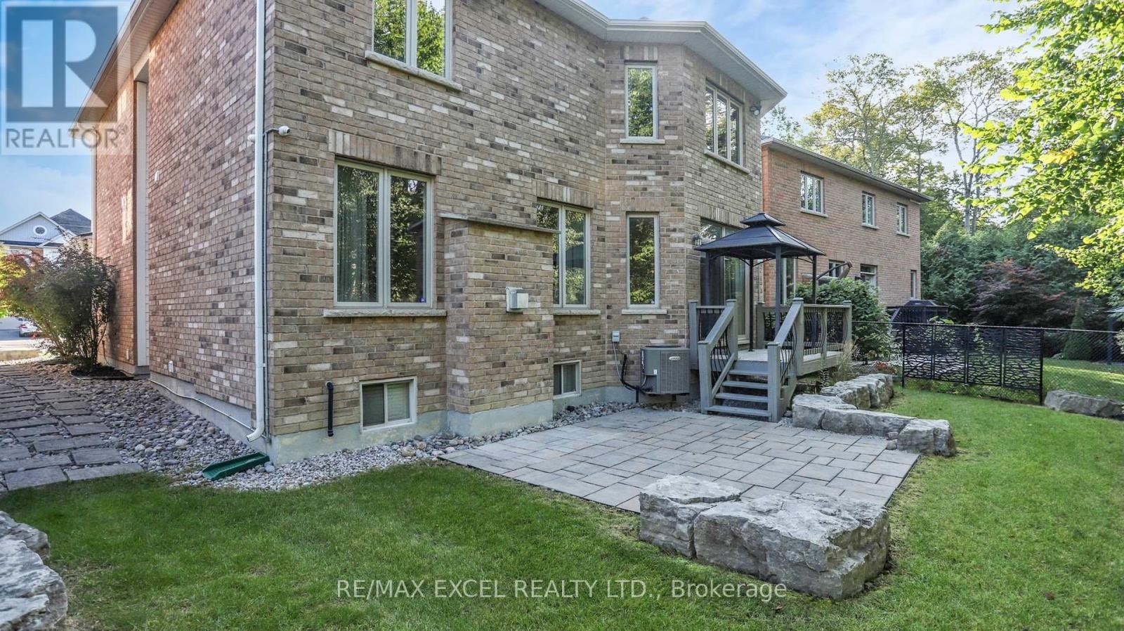 












215 COON'S ROAD

,
Richmond Hill (Oak Ridges),




Ontario
L4E4R3


