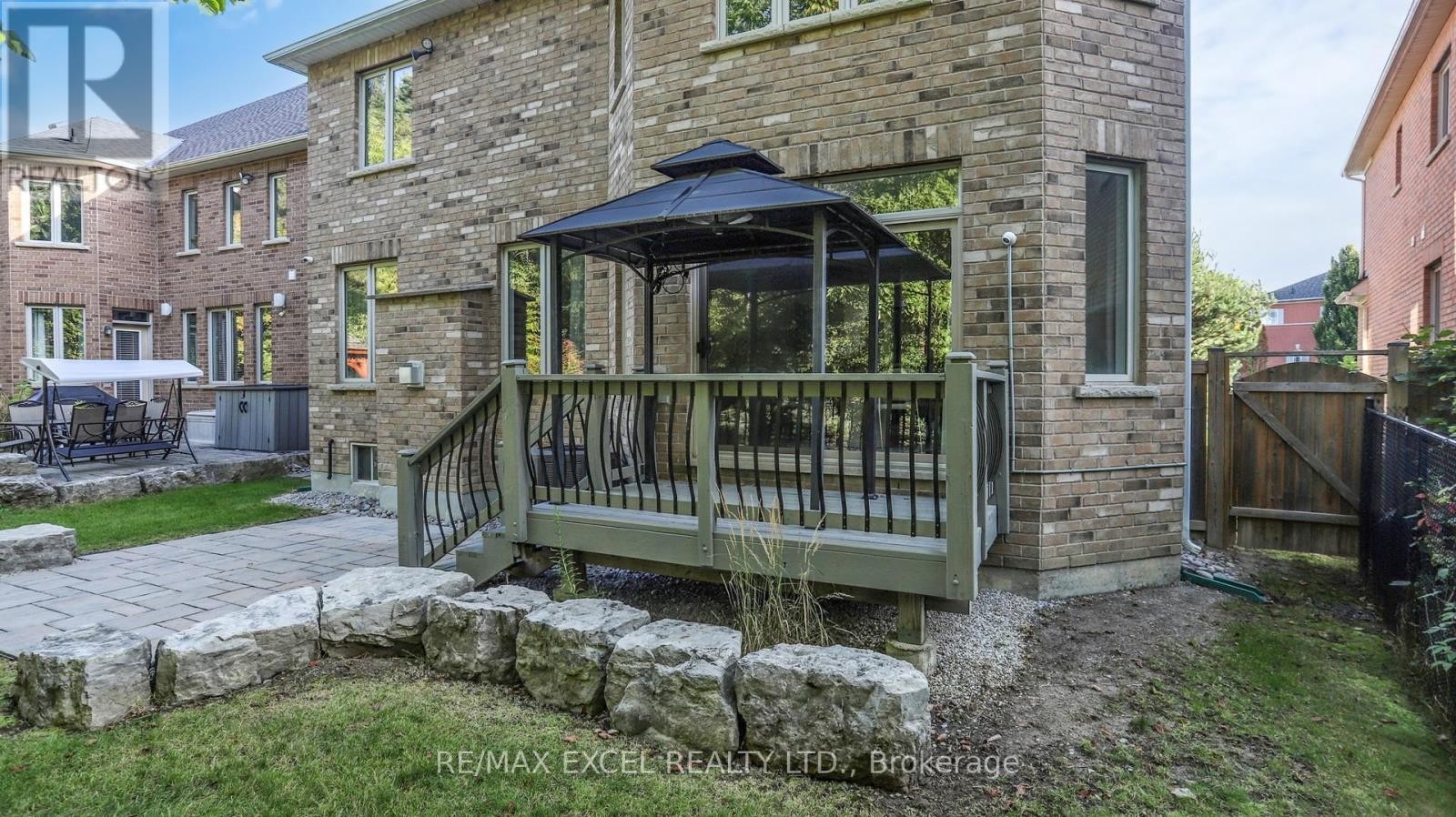 












215 COON'S ROAD

,
Richmond Hill (Oak Ridges),




Ontario
L4E4R3

