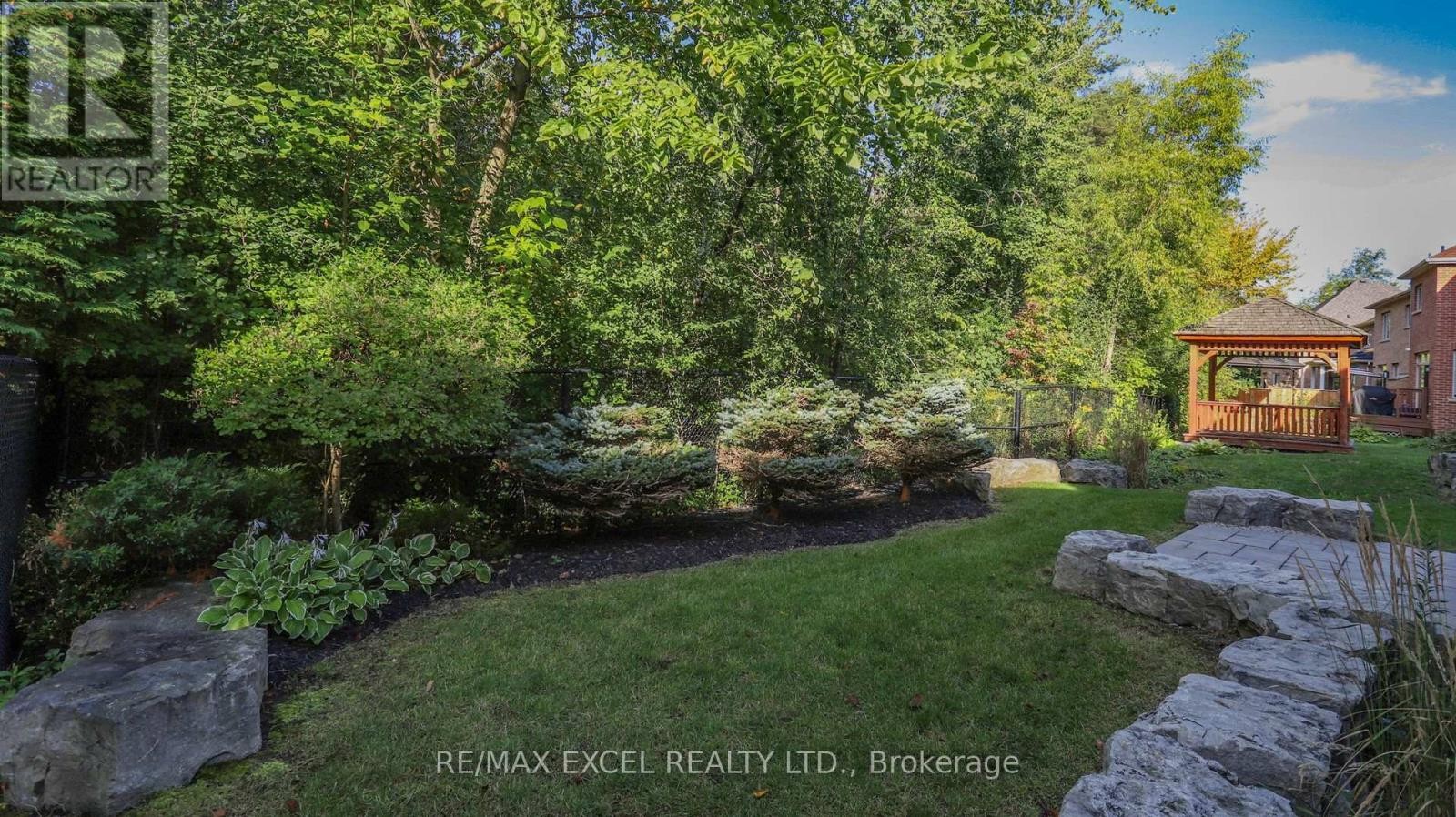 












215 COON'S ROAD

,
Richmond Hill (Oak Ridges),




Ontario
L4E4R3

