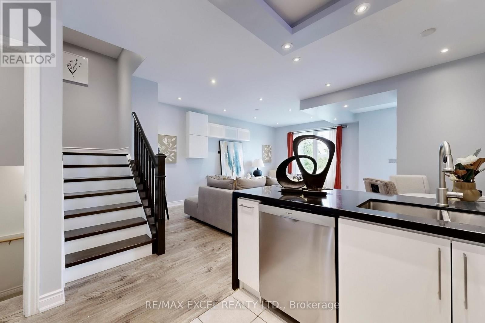 












76 UNITY GARDENS DRIVE

,
Markham (Village Green-South Unionville),




Ontario
L3R4Y7

