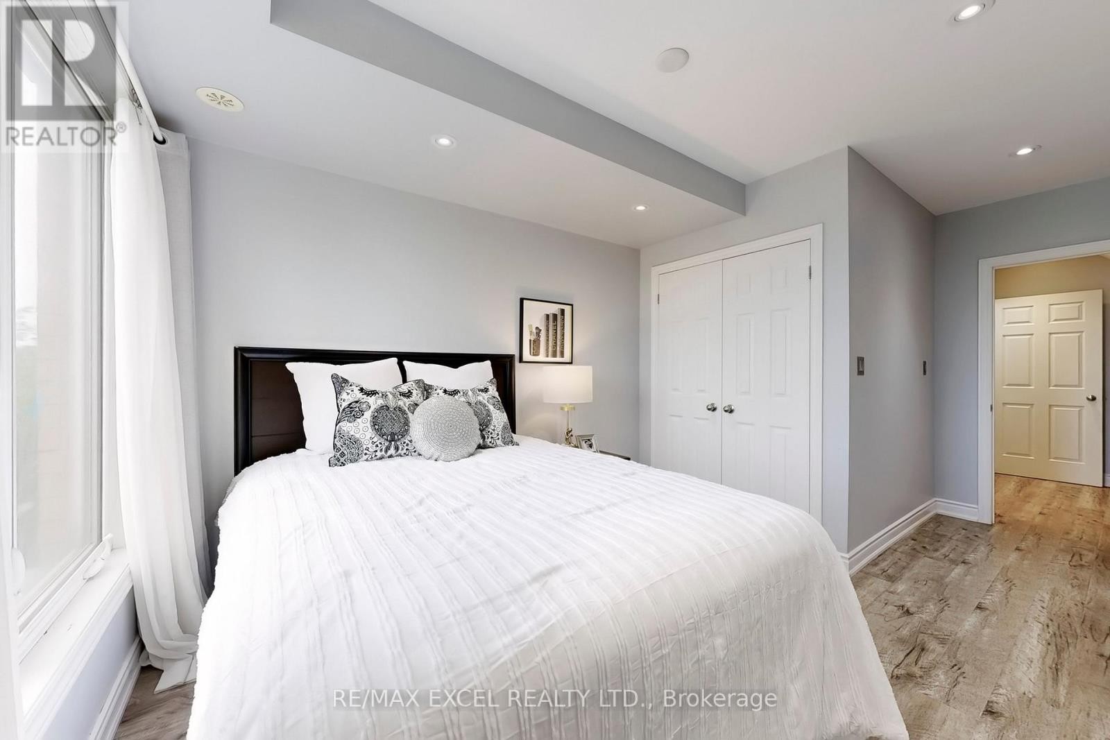 












76 UNITY GARDENS DRIVE

,
Markham (Village Green-South Unionville),




Ontario
L3R4Y7

