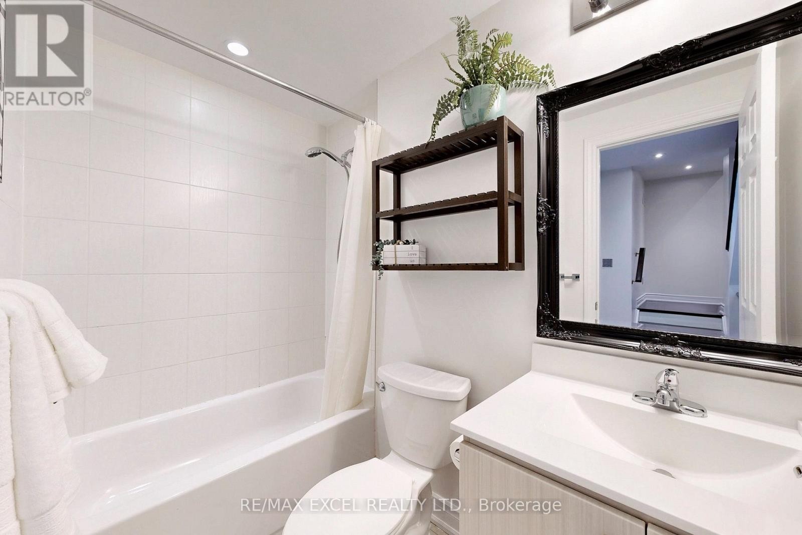 












76 UNITY GARDENS DRIVE

,
Markham (Village Green-South Unionville),




Ontario
L3R4Y7

