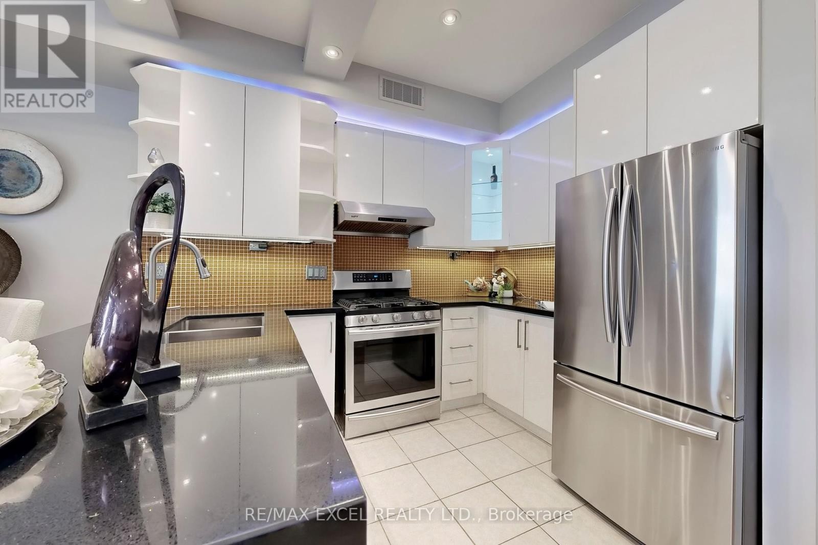 












76 UNITY GARDENS DRIVE

,
Markham (Village Green-South Unionville),




Ontario
L3R4Y7

