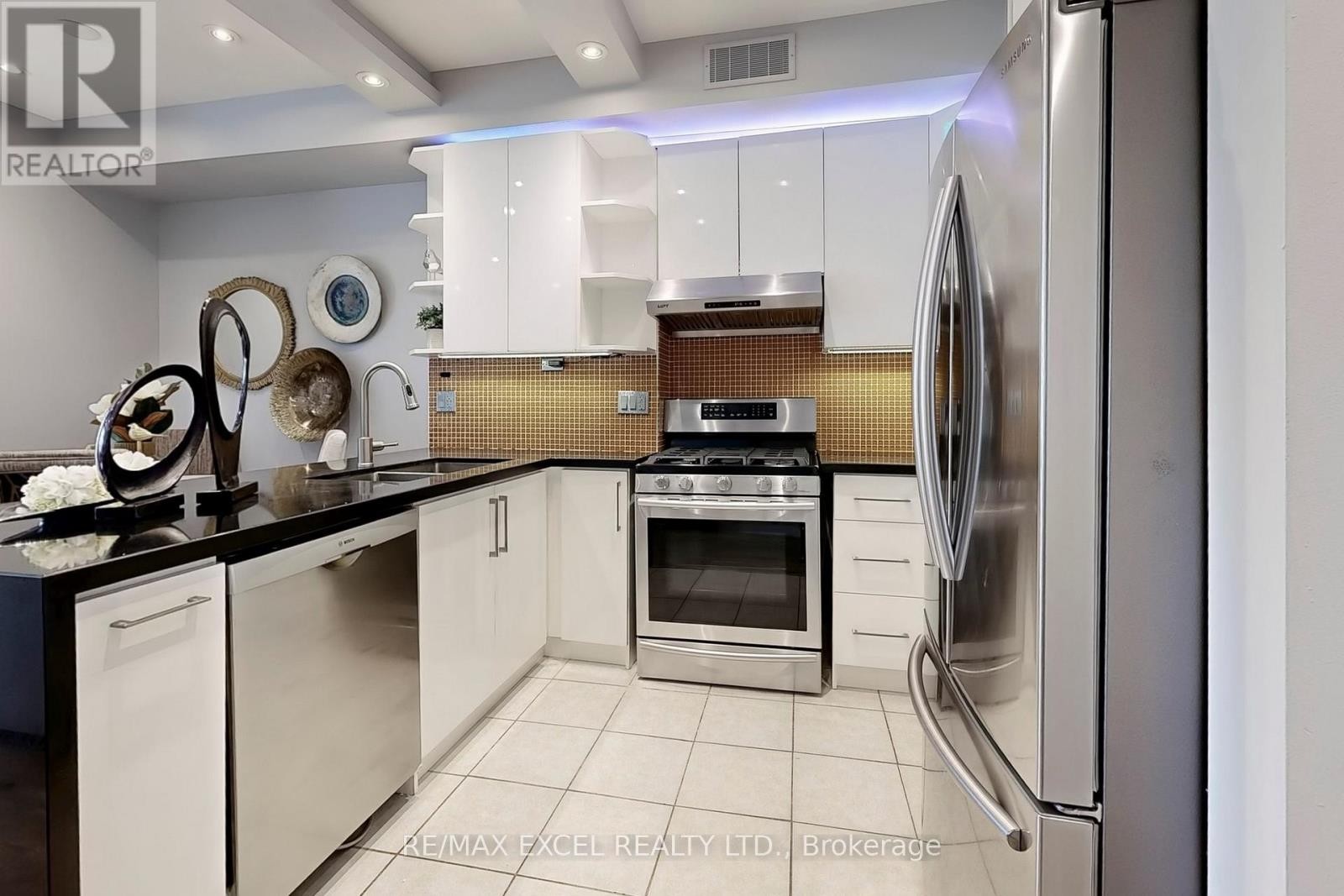 












76 UNITY GARDENS DRIVE

,
Markham (Village Green-South Unionville),




Ontario
L3R4Y7

