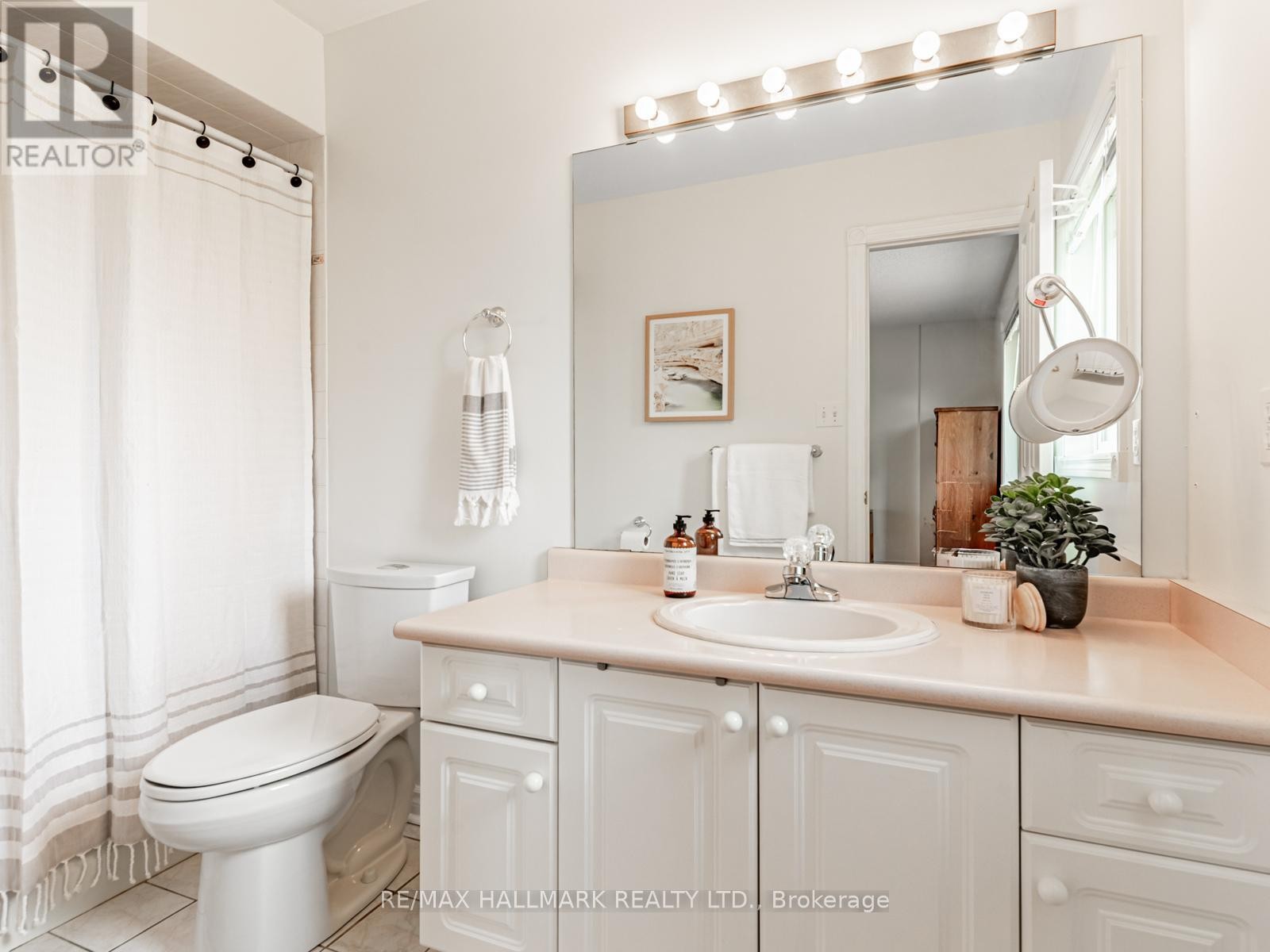 












52 MISTLEFLOWER COURT

,
Richmond Hill (Oak Ridges),




Ontario
L4E3T9

