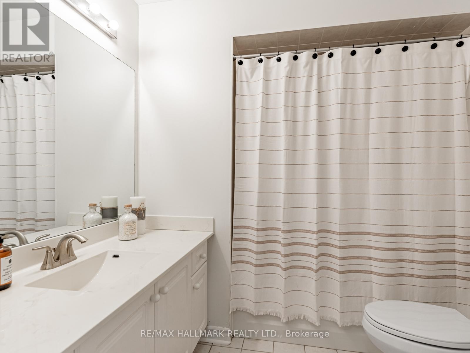 












52 MISTLEFLOWER COURT

,
Richmond Hill (Oak Ridges),




Ontario
L4E3T9

