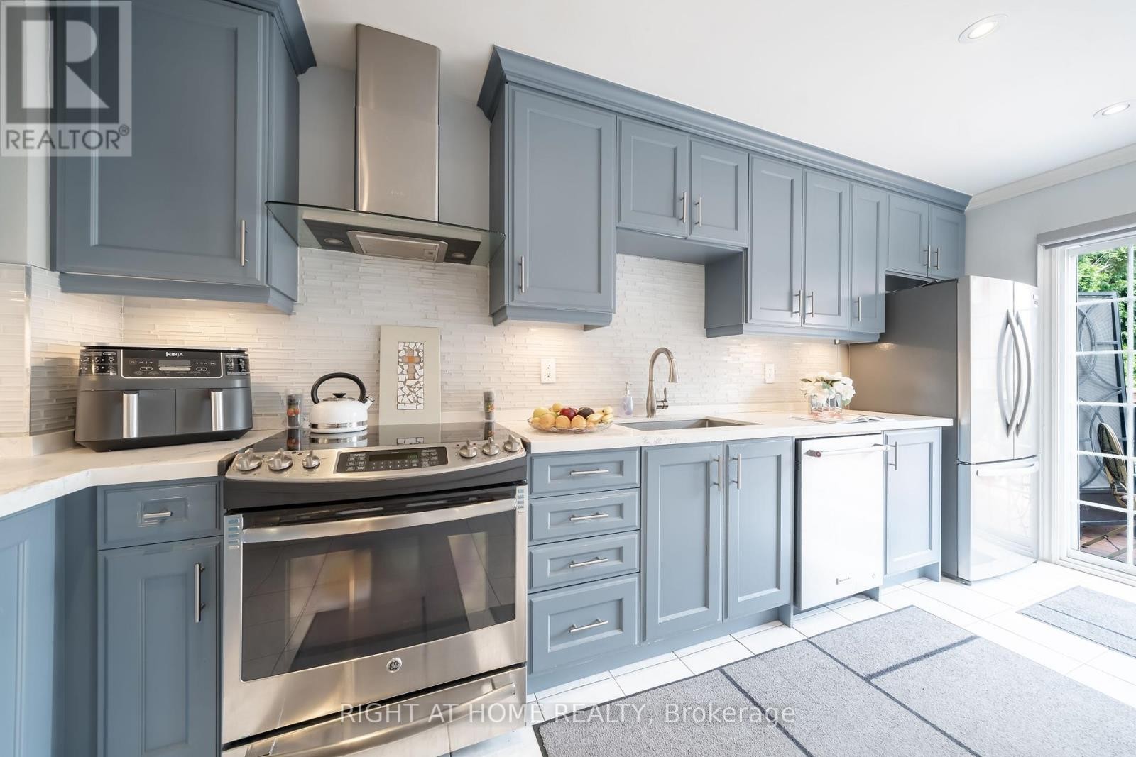 












259 TALL GRASS TRAIL

,
Vaughan (East Woodbridge),




Ontario
L4L3P7

