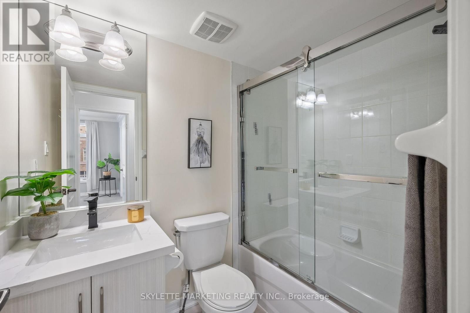 












2 CORNERBANK CRESCENT

,
Whitchurch-Stouffville (Stouffville),




Ontario
L4A1X1

