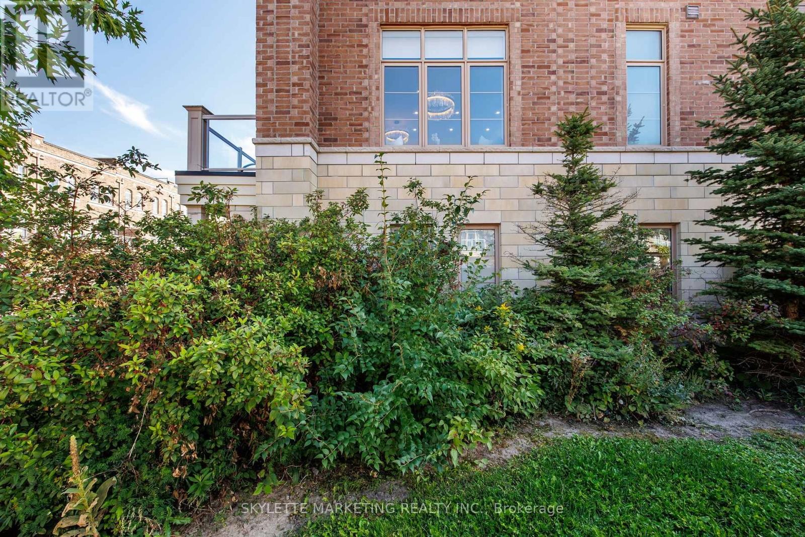 












2 CORNERBANK CRESCENT

,
Whitchurch-Stouffville (Stouffville),




Ontario
L4A1X1

