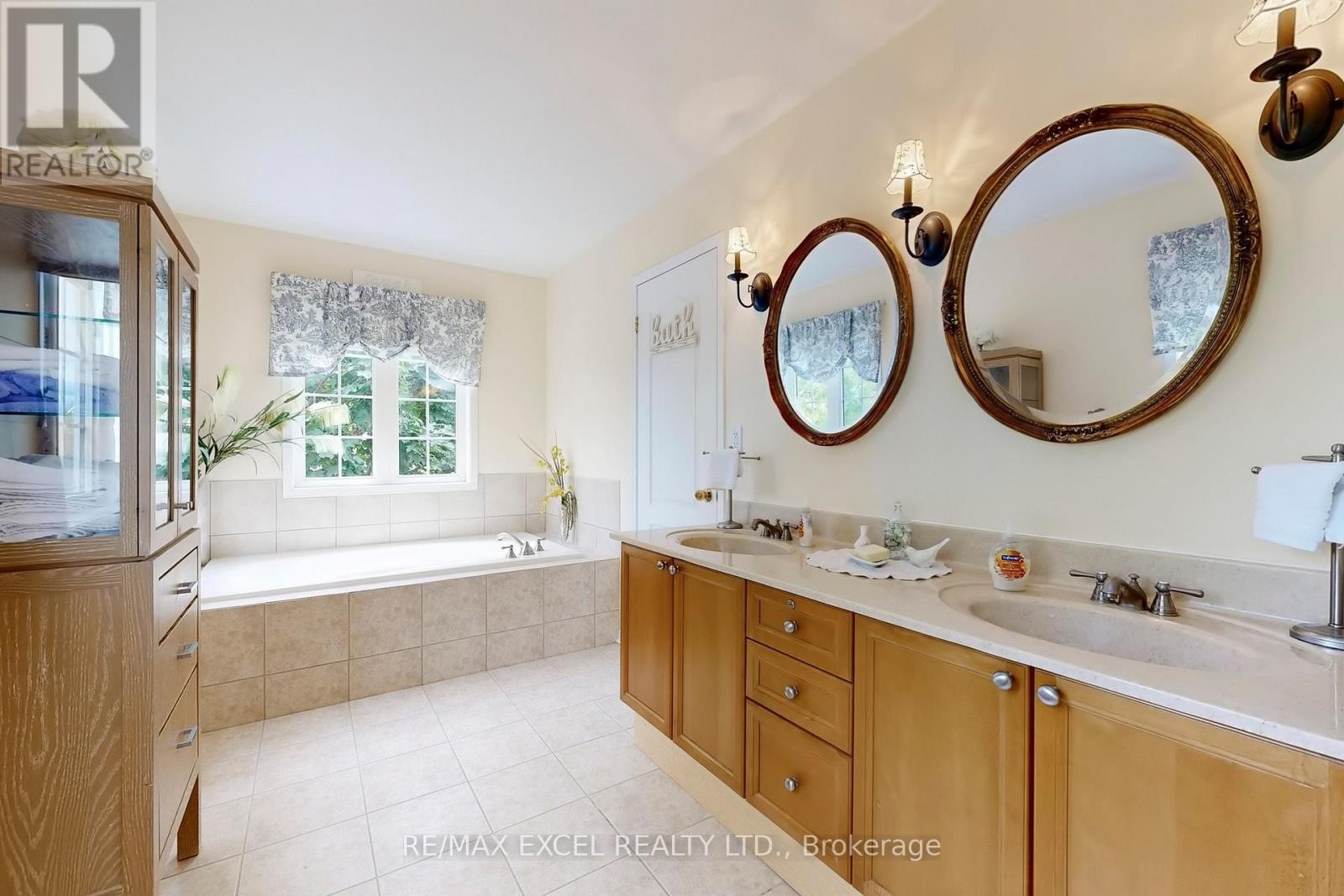 












44 BLACK CREEK DRIVE

,
Markham (Cornell),




Ontario
L6B1K1

