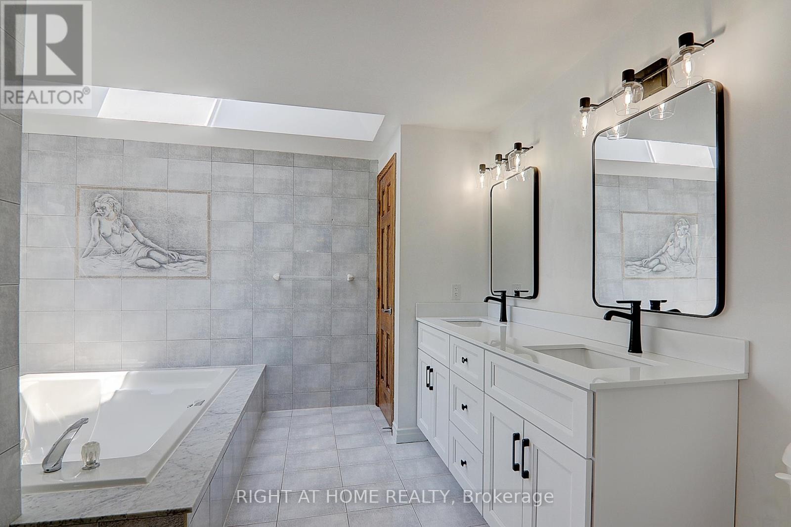 












1008 MOUNT ALBERT ROAD

,
East Gwillimbury (Sharon),




Ontario
L0G1V0

