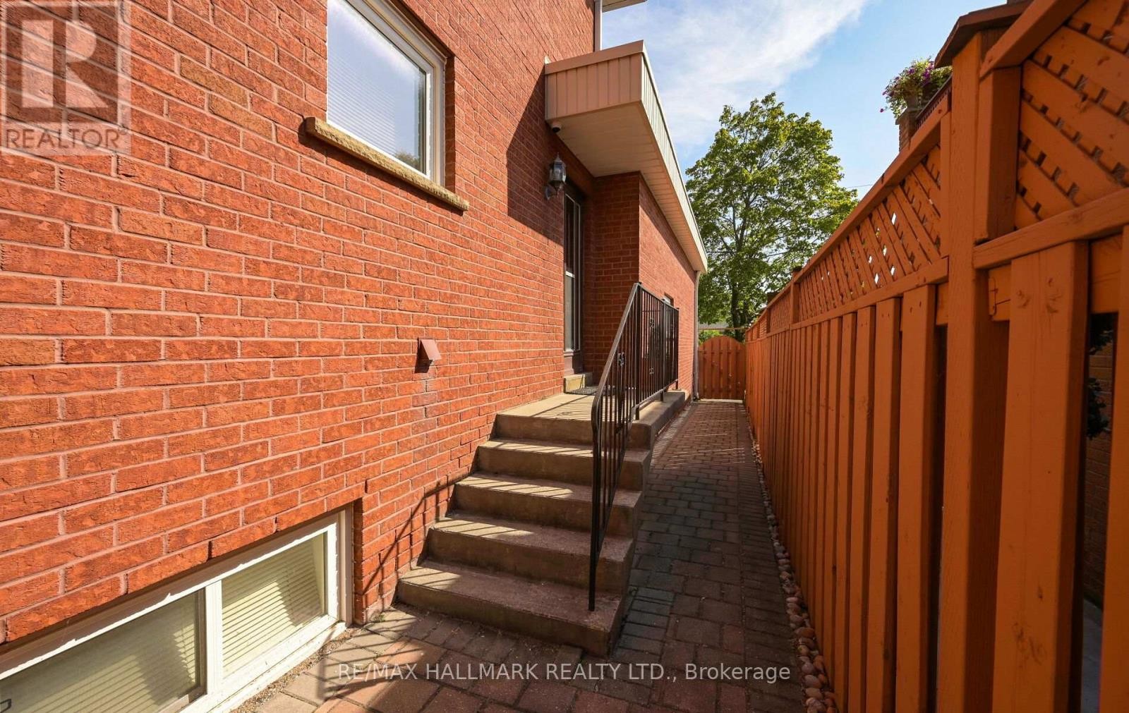 












30 OAK AVENUE

,
Richmond Hill (South Richvale),




Ontario
L4C6R7


