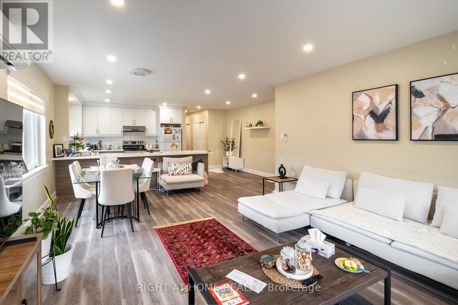 












285 RICHMOND STREET S

,
Richmond Hill (Mill Pond),




Ontario
L4C3Z2

