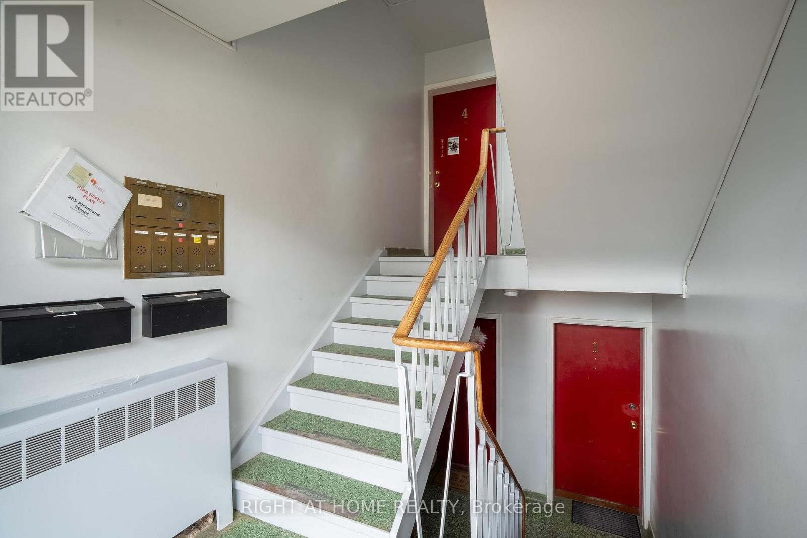












285 RICHMOND STREET S

,
Richmond Hill (Mill Pond),




Ontario
L4C3Z2

