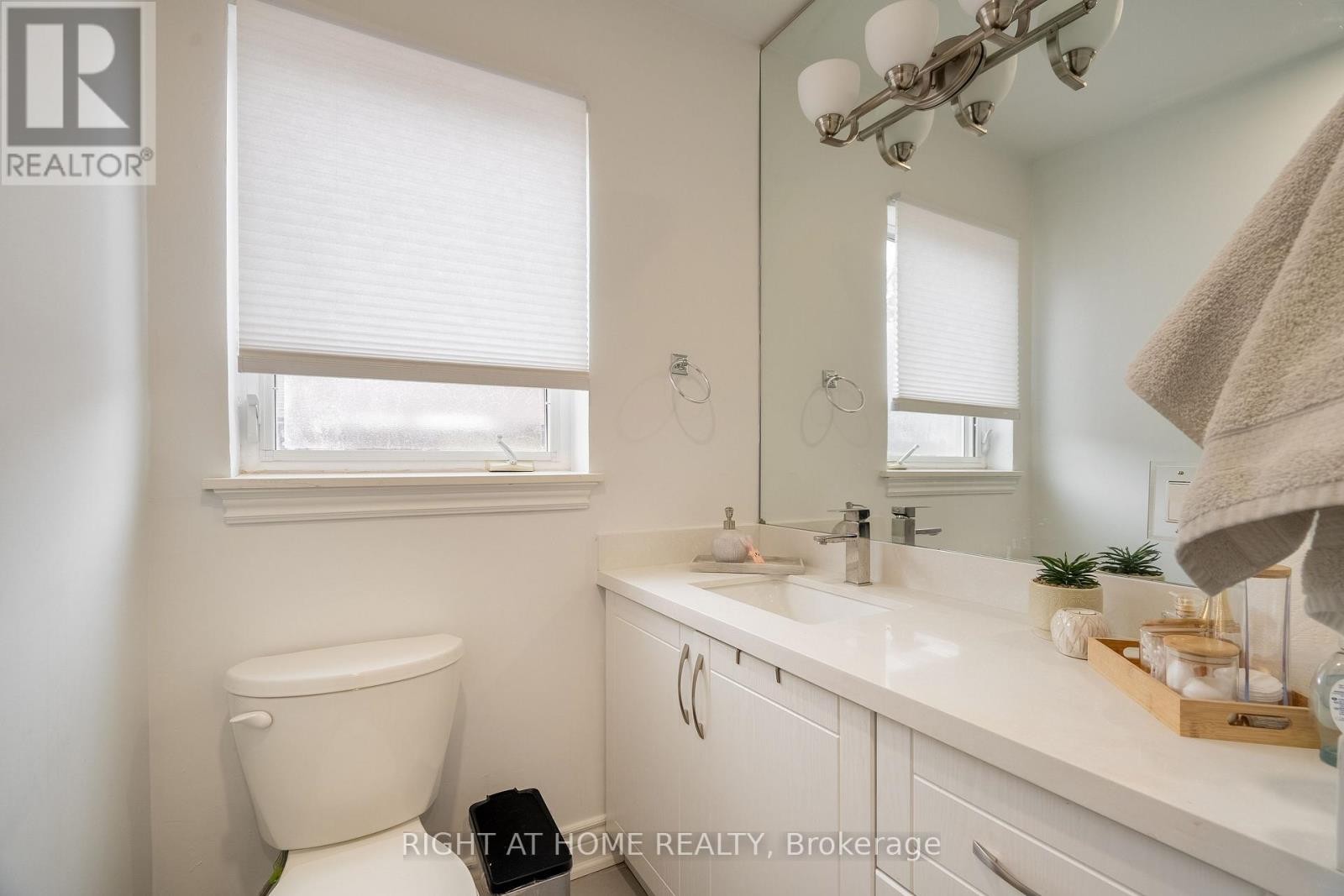 












285 RICHMOND STREET S

,
Richmond Hill (Mill Pond),




Ontario
L4C3Z2

