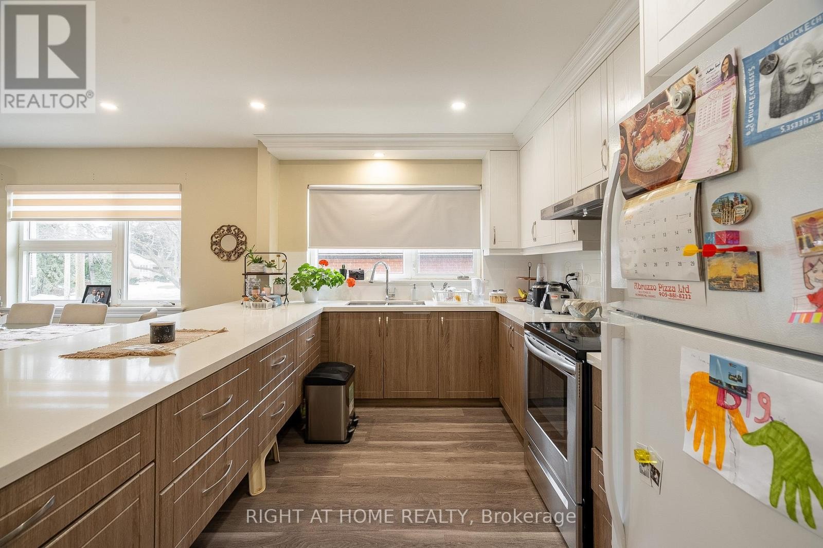 












285 RICHMOND STREET S

,
Richmond Hill (Mill Pond),




Ontario
L4C3Z2

