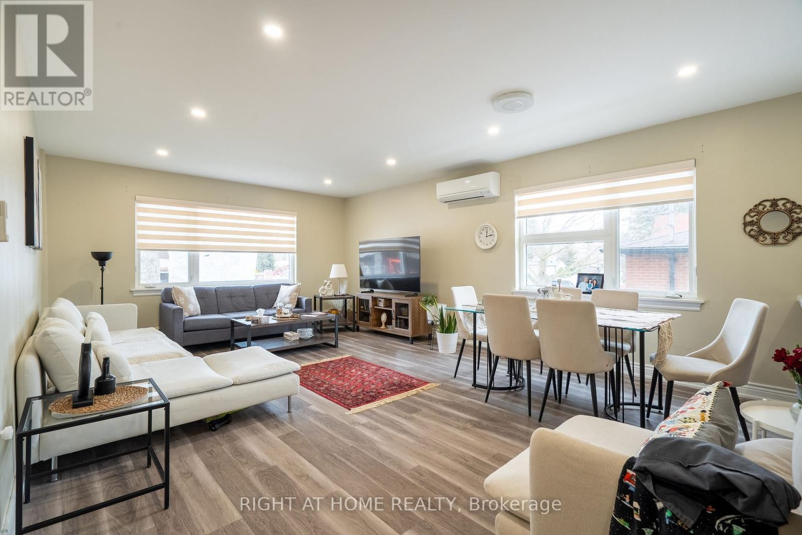 












285 RICHMOND STREET S

,
Richmond Hill (Mill Pond),




Ontario
L4C3Z2

