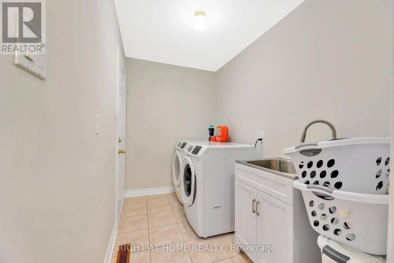 












62 MARTINI DRIVE

,
Richmond Hill (Rouge Woods),




Ontario
L4S2T7

