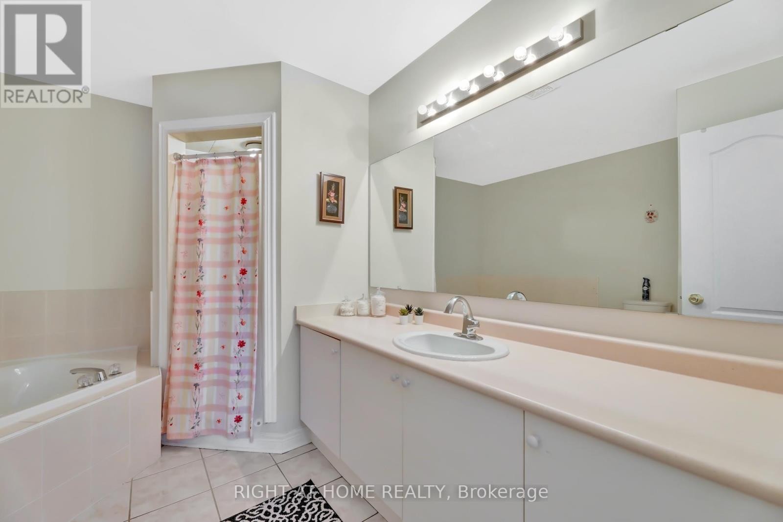 












62 MARTINI DRIVE

,
Richmond Hill (Rouge Woods),




Ontario
L4S2T7

