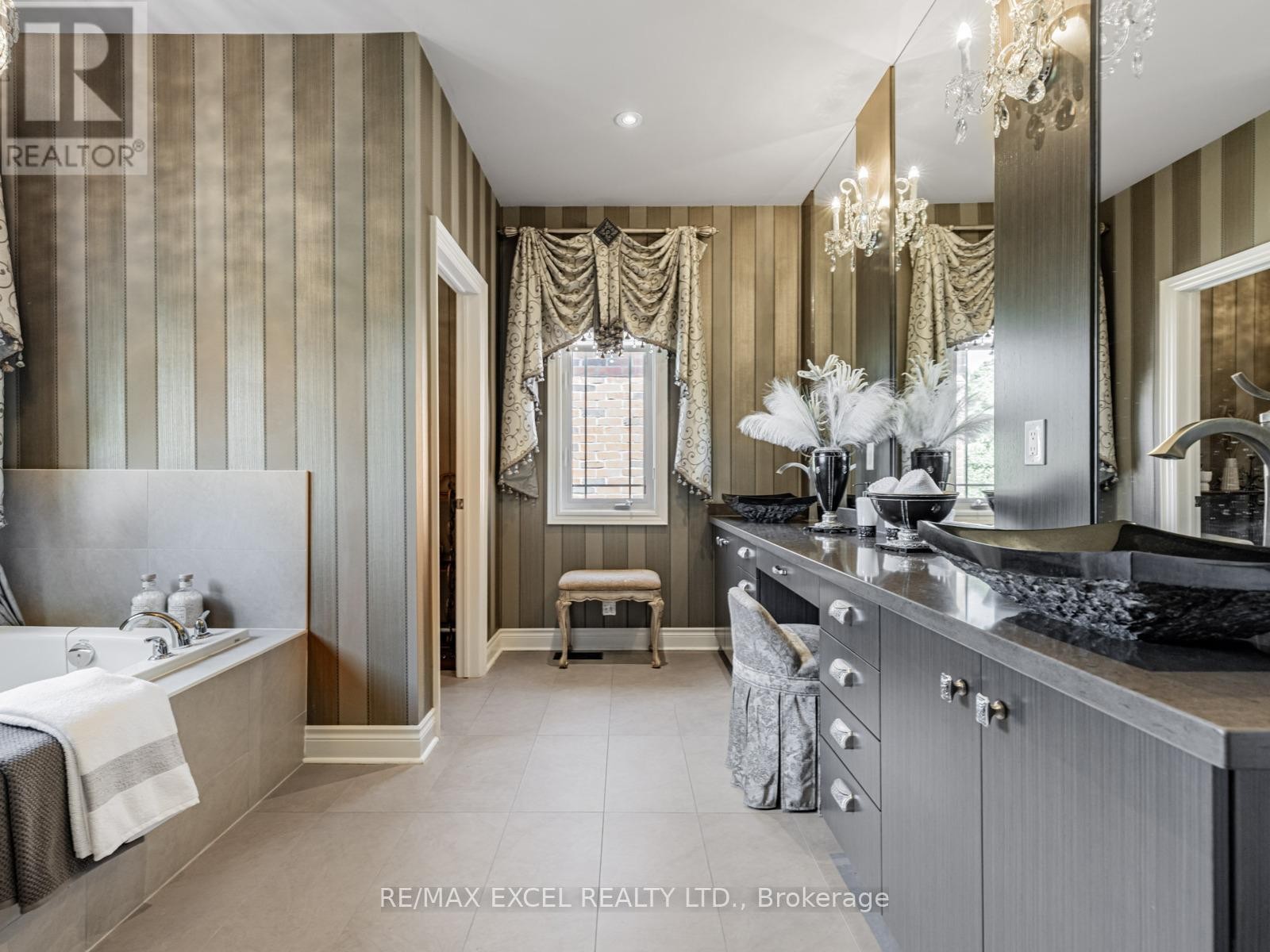 












146 UPPER POST ROAD W

,
Vaughan (Patterson),




Ontario
L6A4J9

