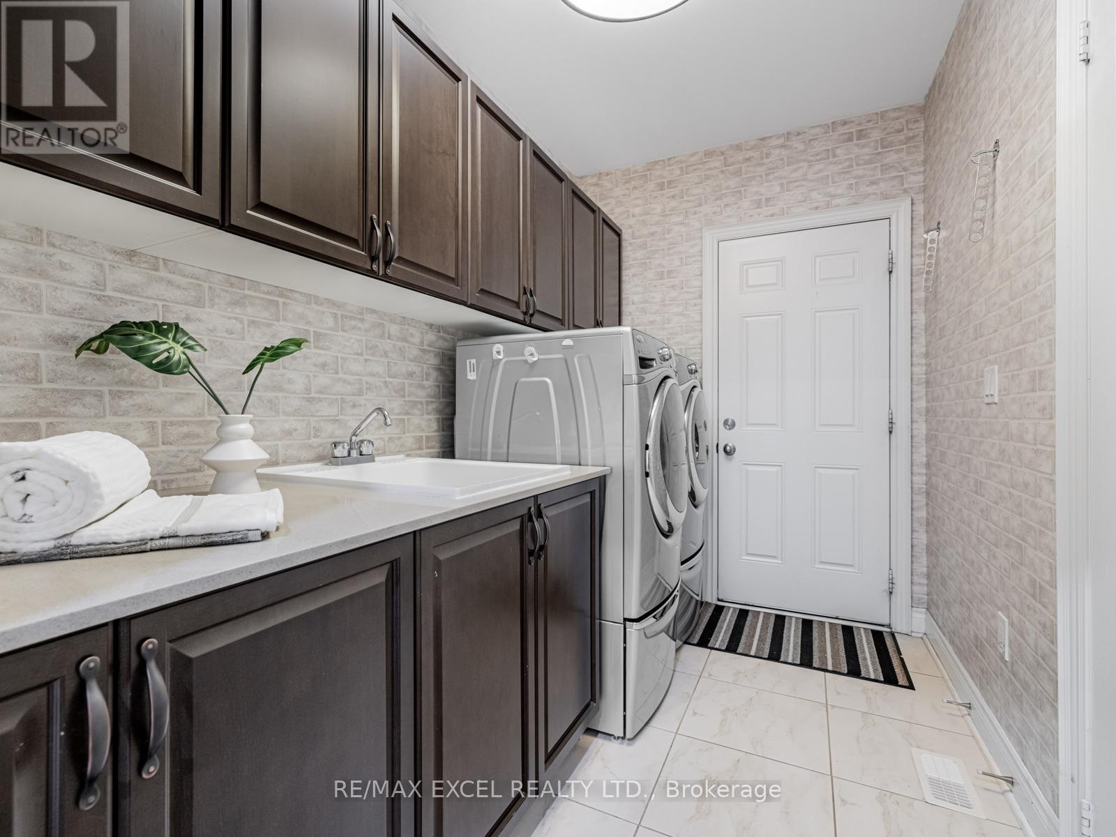 












146 UPPER POST ROAD W

,
Vaughan (Patterson),




Ontario
L6A4J9

