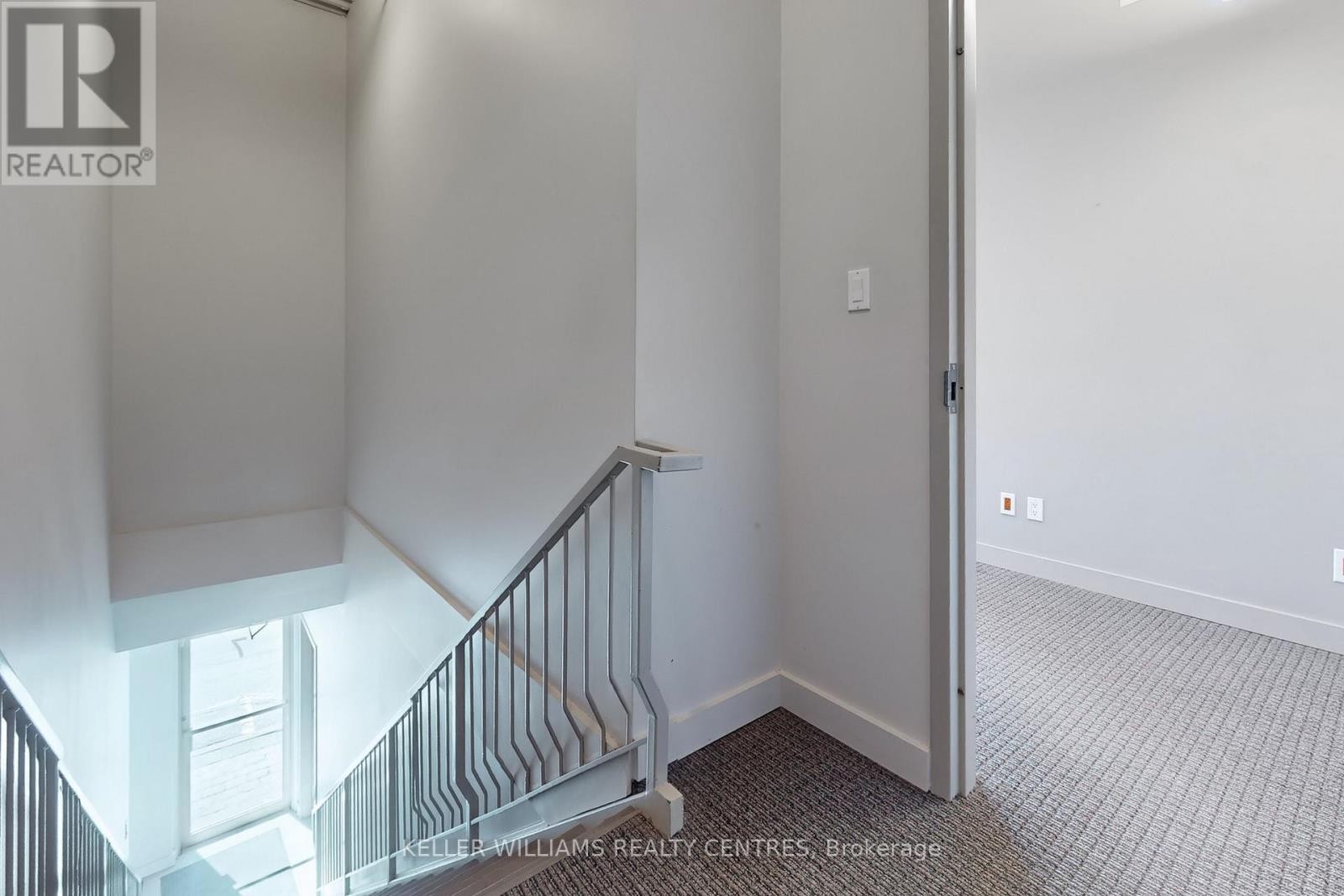 












7 - 125 DON HILLOCK DRIVE

,
Aurora (Bayview Southeast),




Ontario
L4G0H8

