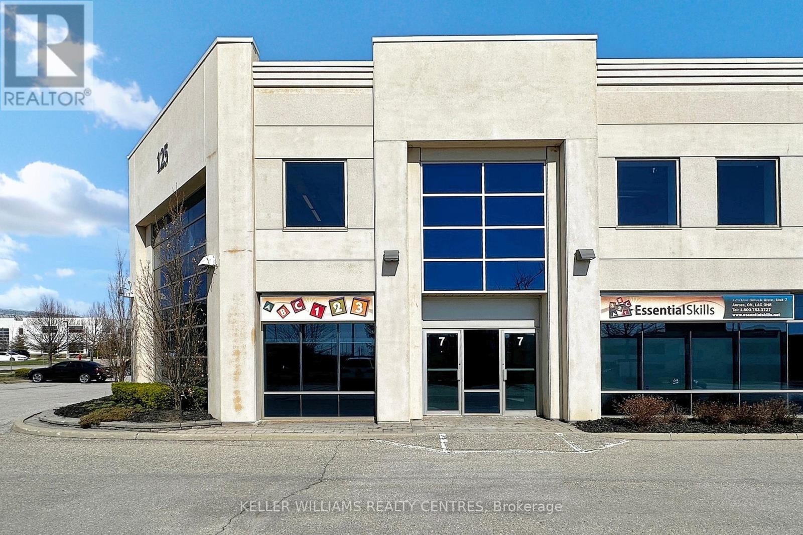 












7 - 125 DON HILLOCK DRIVE

,
Aurora (Bayview Southeast),




Ontario
L4G0H8

