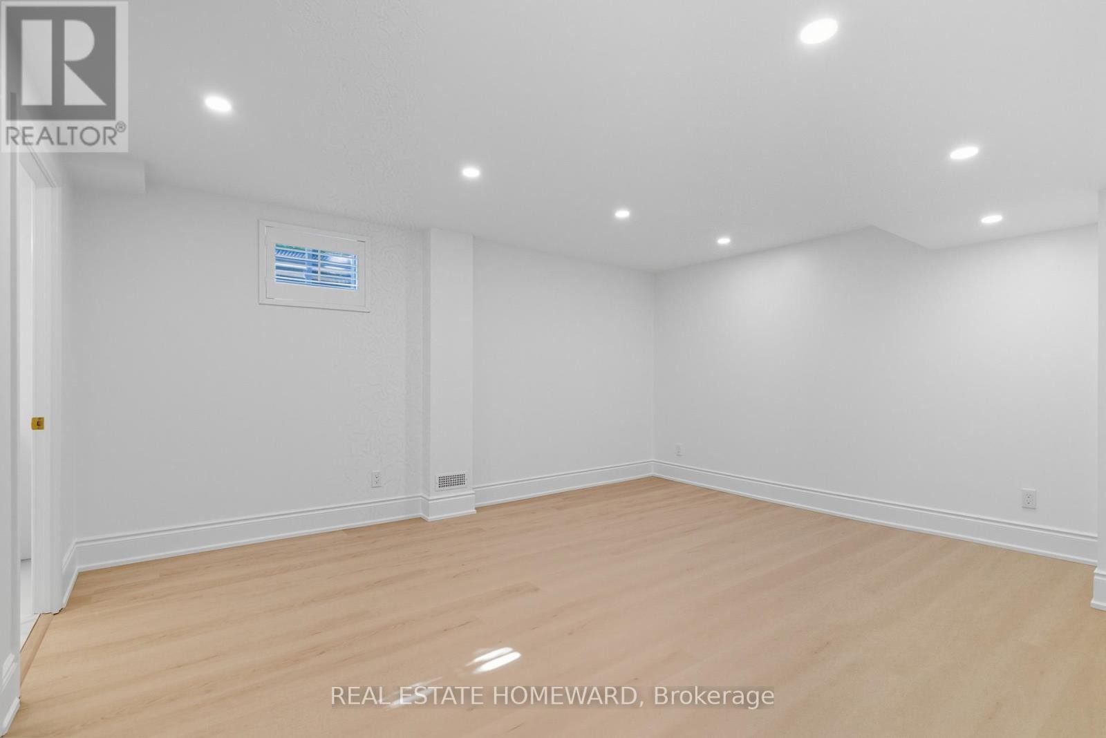 












11 LOON HARBOUR WAY

,
Markham (Greensborough),




Ontario
L6E1B4

