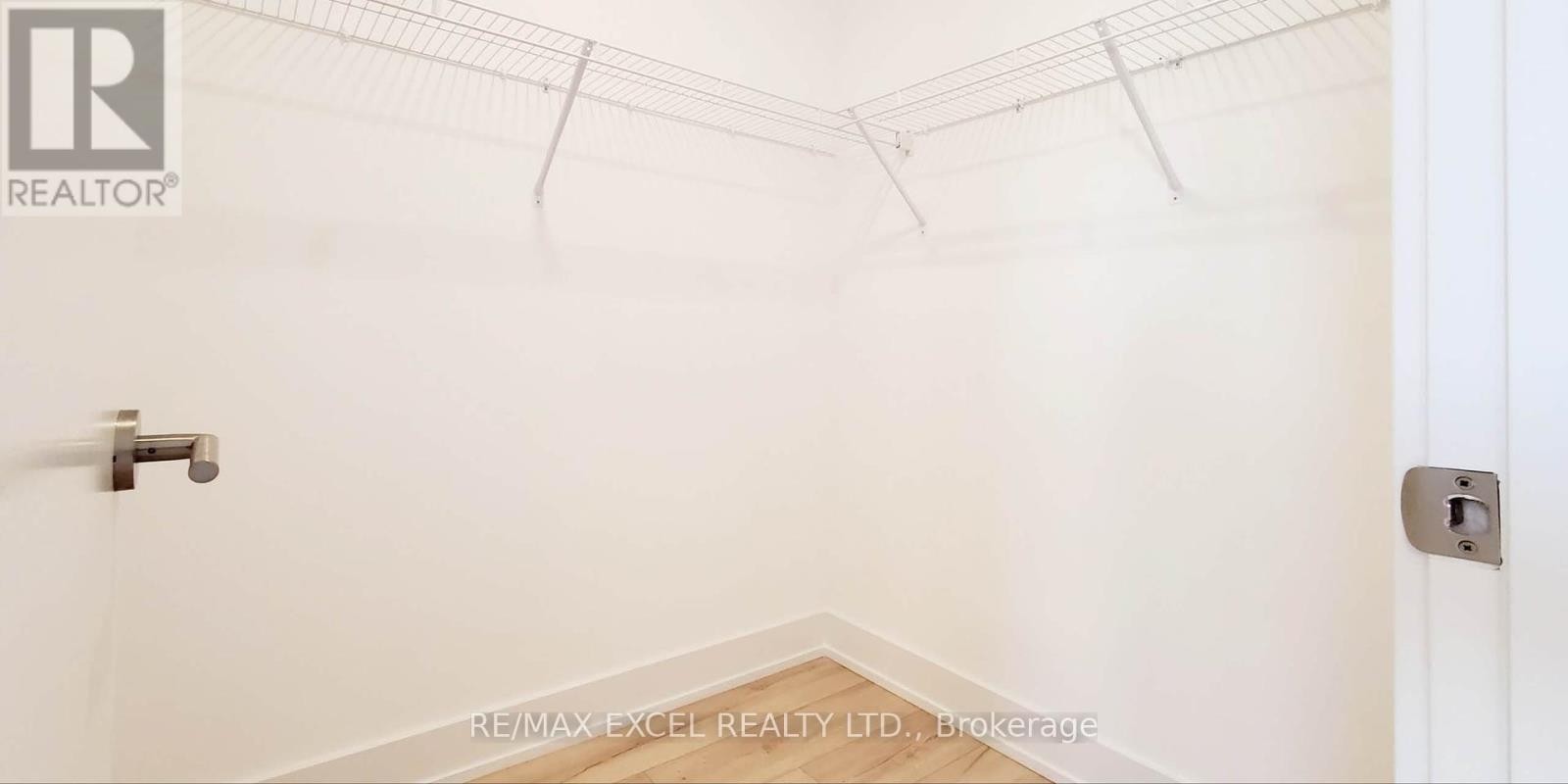 












20 CHESTNUT COURT

,
Aurora,




Ontario
L4G4A4

