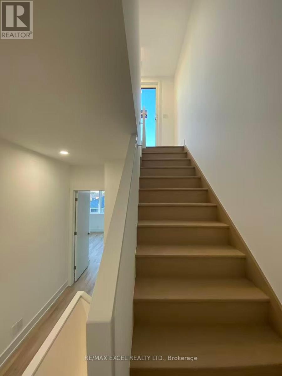 












20 CHESTNUT COURT

,
Aurora,




Ontario
L4G4A4

