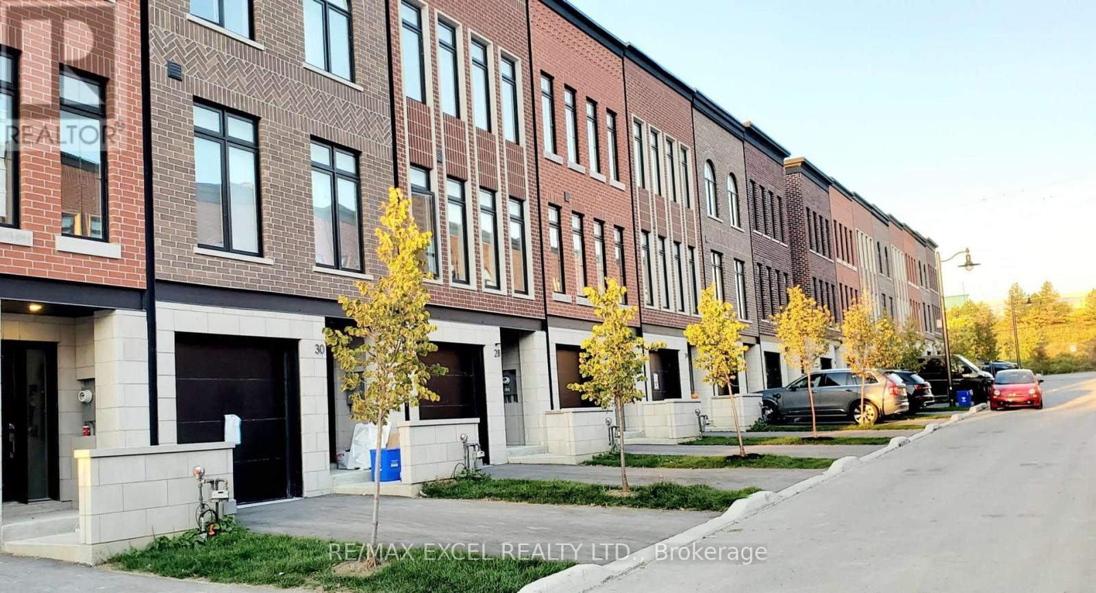 












20 CHESTNUT COURT

,
Aurora,




Ontario
L4G4A4

