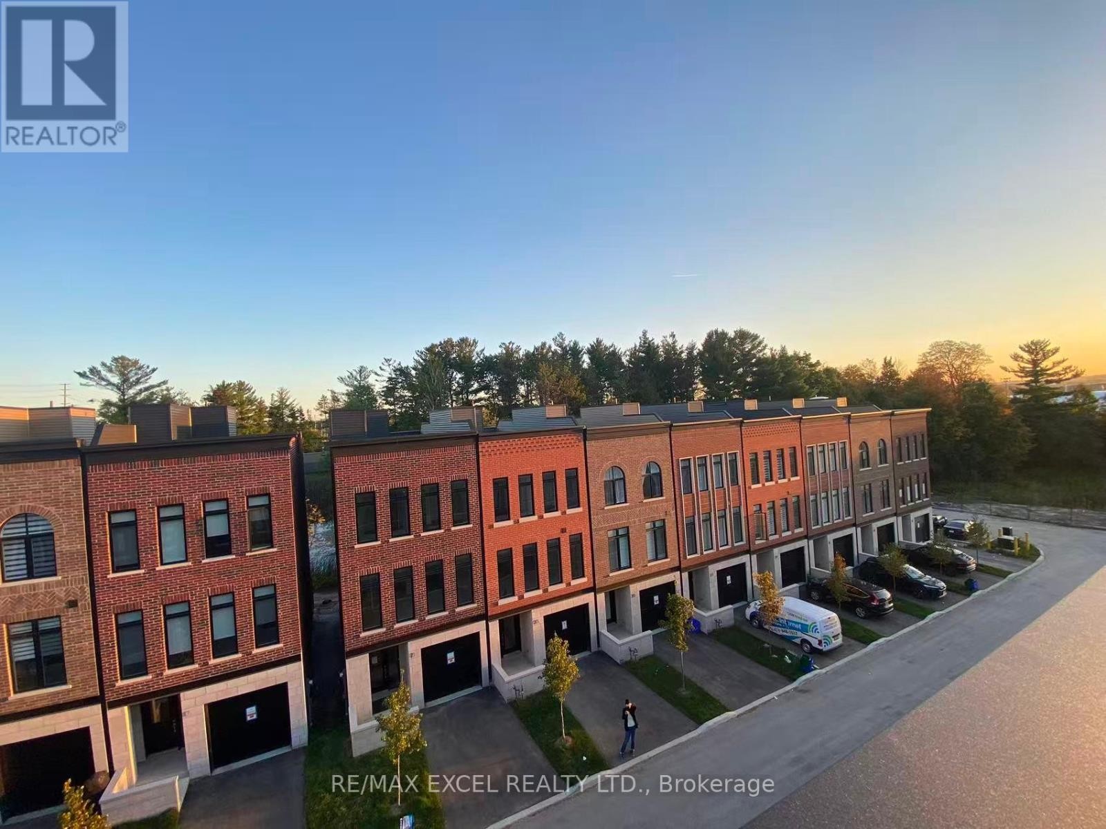 












20 CHESTNUT COURT

,
Aurora,




Ontario
L4G4A4

