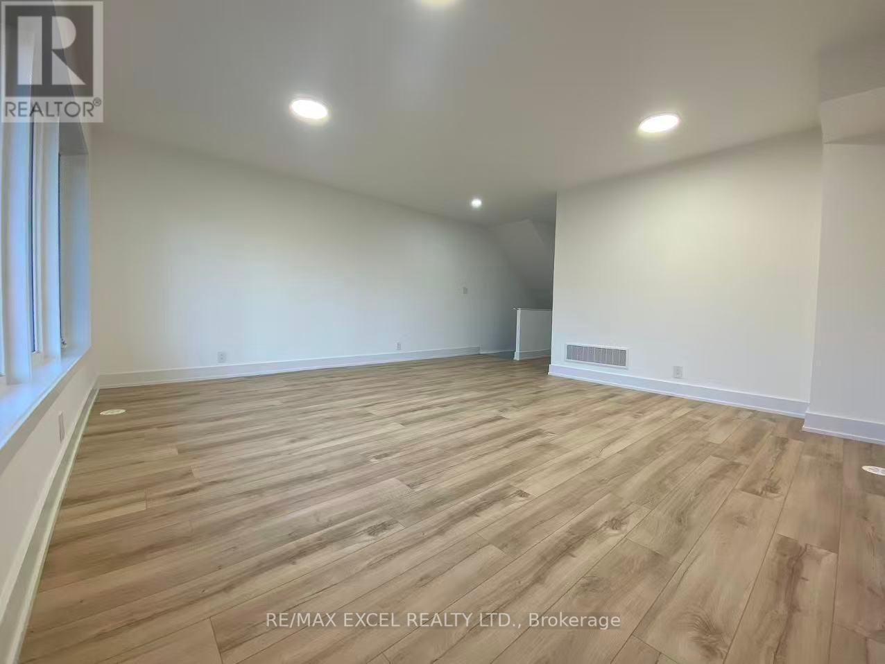 












20 CHESTNUT COURT

,
Aurora,




Ontario
L4G4A4


