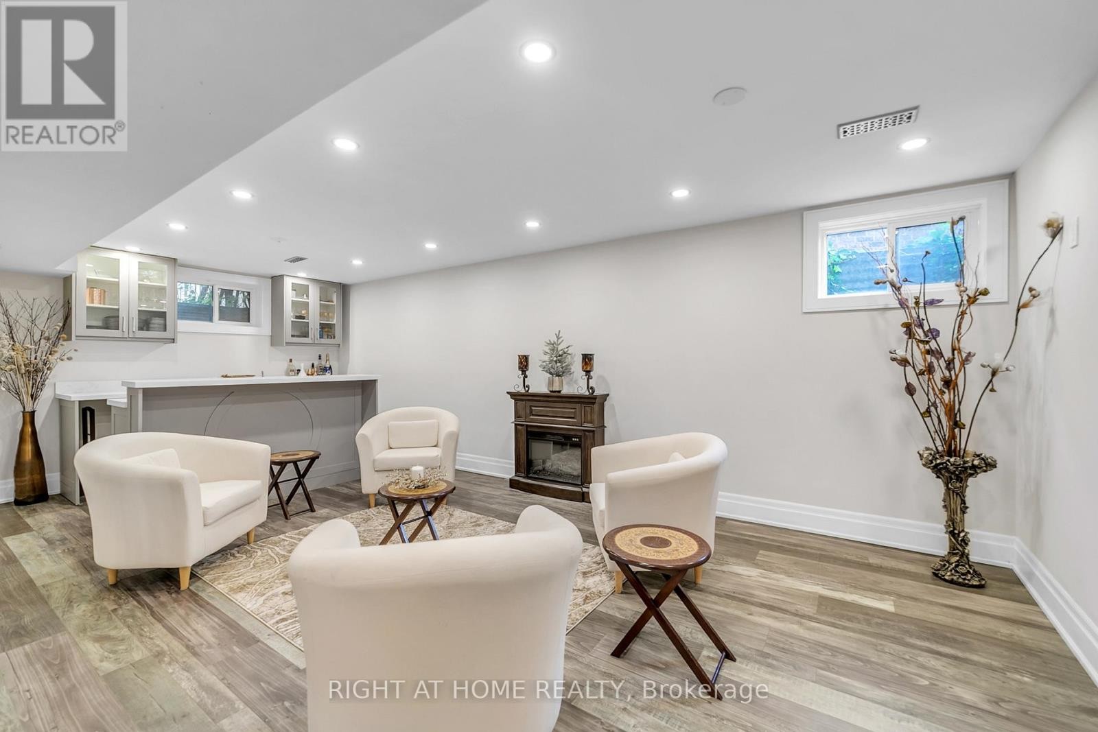 












234 HEMLOCK DRIVE

,
Whitchurch-Stouffville (Stouffville),




Ontario
L4A5A5

